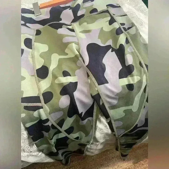 Zyia active green  camo leggings size 4 with pocket - Picture 4 of 7